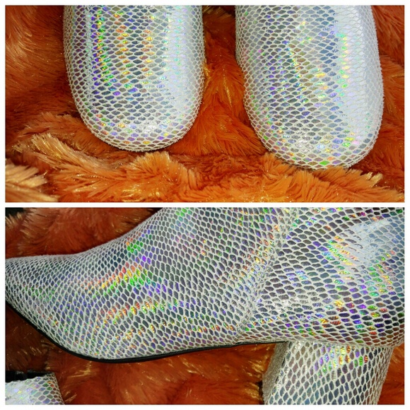 πNWOB Qupid Silver Faux Snakeskin Iridescent Boot - Picture 4 of 6
